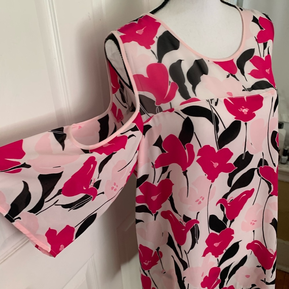 Beautiful Vince Camuto cold shoulder blouse